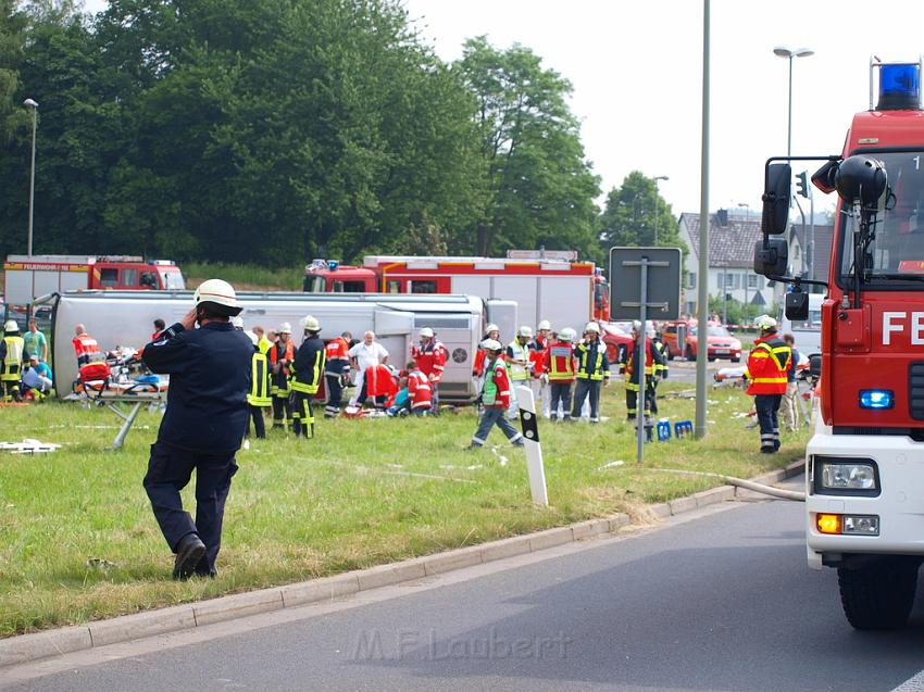 Schwerer Unfall mit Reisebus Lohmar Donrather Dreieck P052.JPG